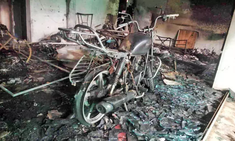 മാവൂരിൽ ഇരുചക്രവാഹന ഷോറൂമിൽ വന്‍ തീപിടിത്തം; ഏഴു വാഹനങ്ങൾ കത്തിനശിച്ചു