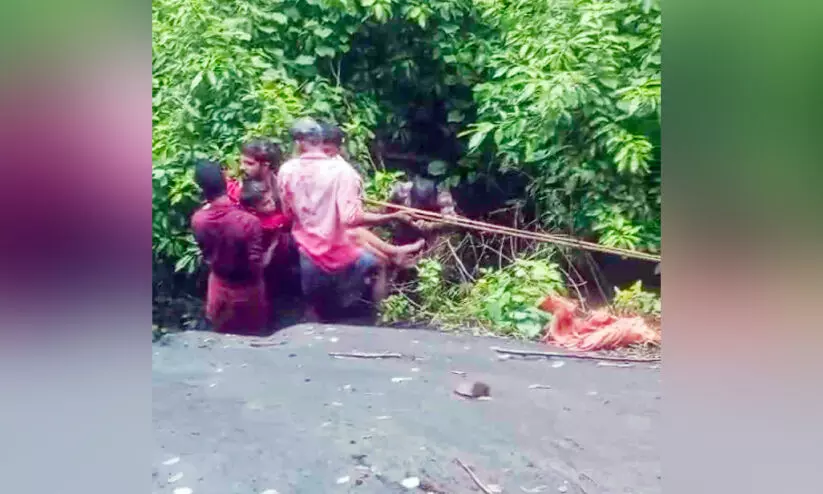 വെ​ള്ള​ച്ചാ​ട്ട​ത്തി​ൽ വീ​ണ വി​ദ്യാ​ർ​ഥി ര​ക്ഷ​പ്പെ​ട്ട​ത് ത​ല​നാ​രി​ഴ​ക്ക്