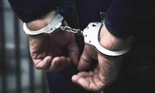 കാ​റി​ൽ മ​ദ്യ​ക്ക​ട​ത്ത്; ഇ​ന്ത്യ​ക്കാ​ര​ൻ പി​ടി​യി​ൽ