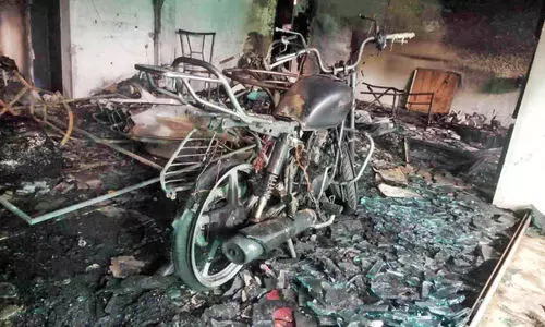 മാവൂരിൽ ഇരുചക്രവാഹന ഷോറൂമിൽ വന് തീപിടിത്തം; ഏഴു വാഹനങ്ങൾ കത്തിനശിച്ചു മാവൂരിൽ ഇരുചക്രവാഹന ഷോറൂമിൽ വന് തീപിടിത്തം; ഏഴു വാഹനങ്ങൾ കത്തിനശിച്ചു