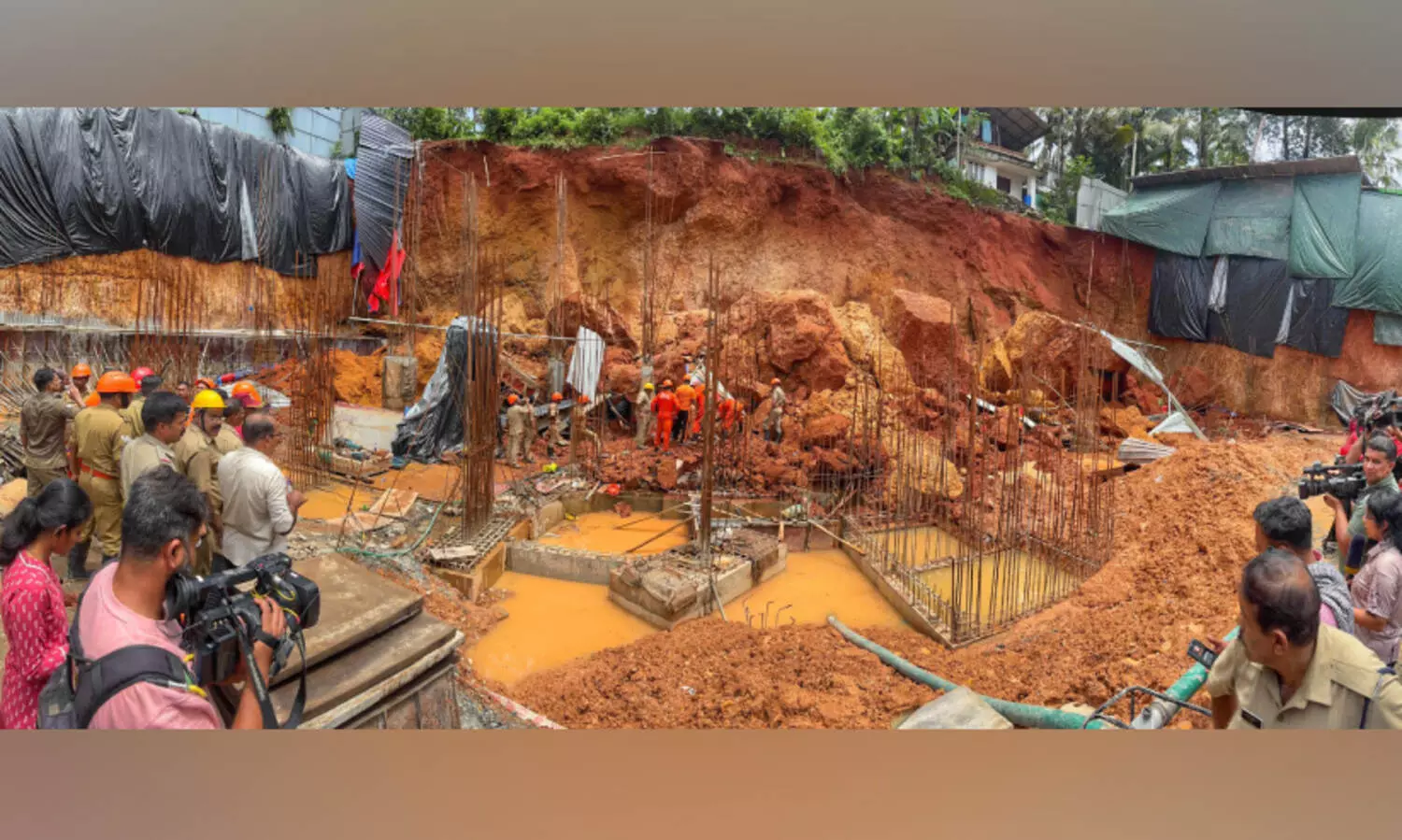 വന്മതിൽ ഇടിഞ്ഞുവീണു