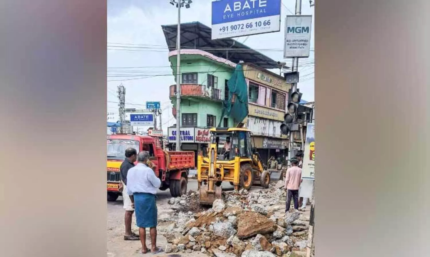 വളാഞ്ചേരി ടൗണിൽ ഐറിഷ് മാതൃകയിൽ നടപ്പാത നിർമാണം തുടങ്ങി