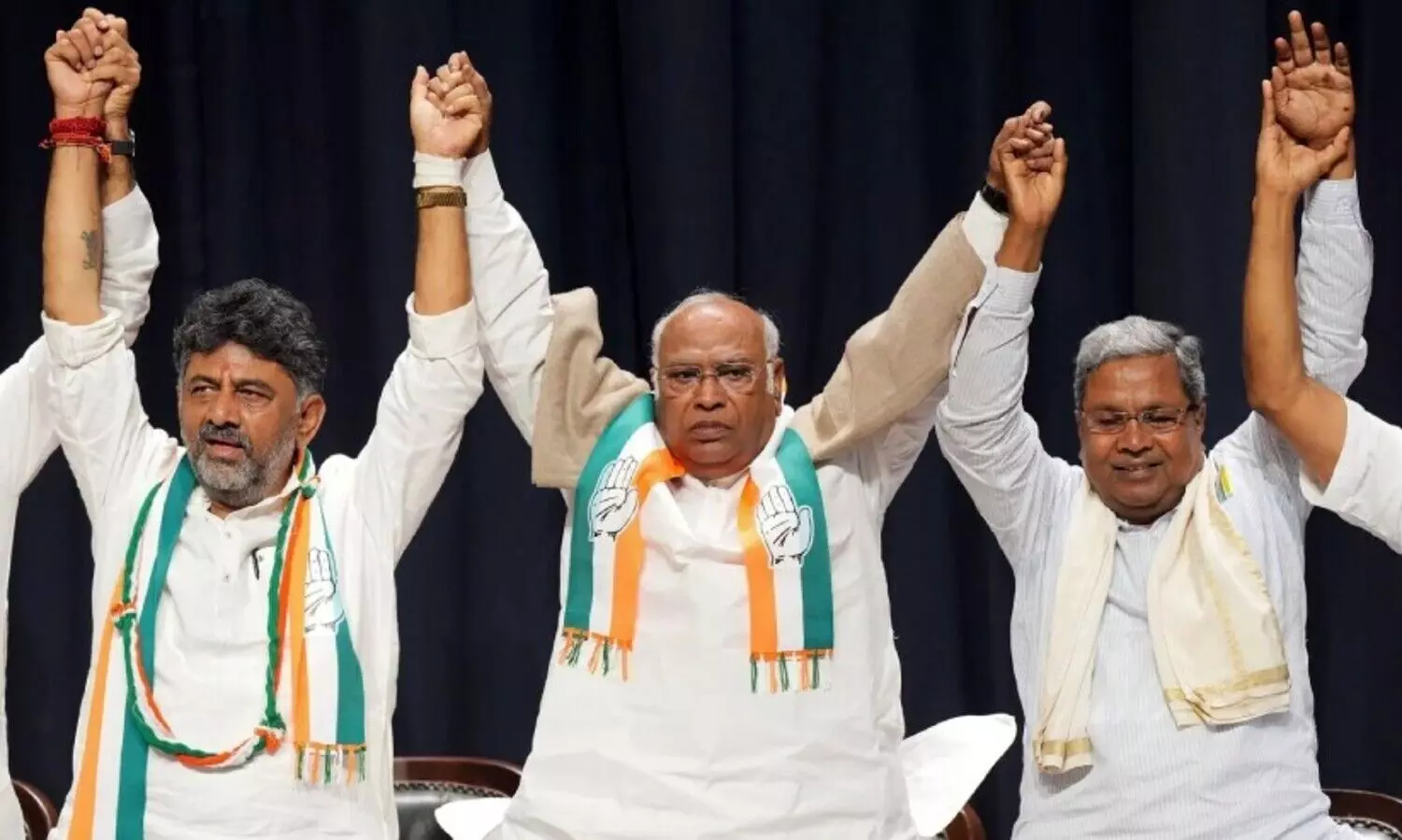 ഡി.കെ. ശിവകുമാർ കർണാടക മുഖ്യമന്ത്രിയാകും? സിദ്ധരാമയ്യയെ മാറ്റുമെന്ന അഭ്യൂഹം തള്ളാതെ ഖാർഗെ, ഹൈകമാൻഡ് തീരുമാനിക്കുമെന്ന് മറുപടി