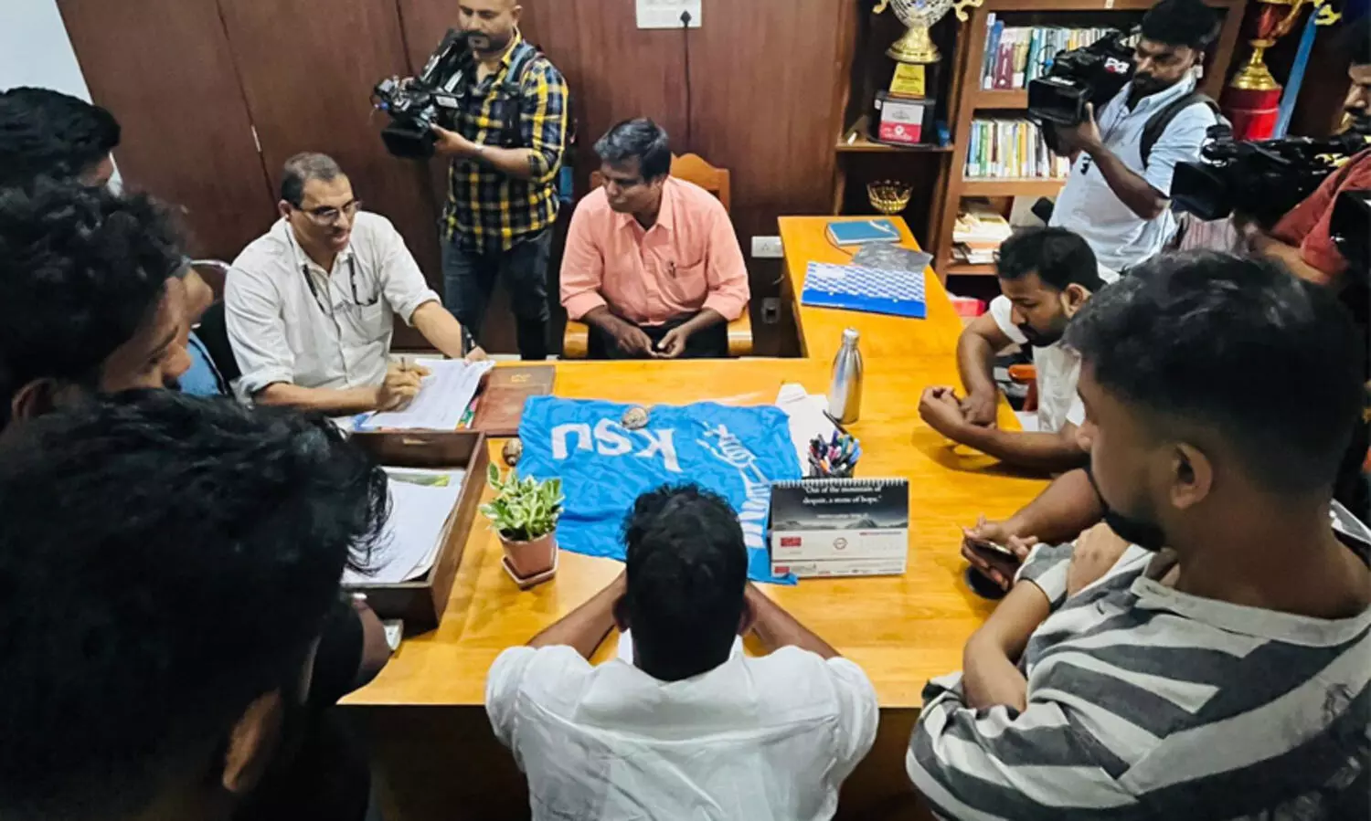 ‘രണ്ട് ദിവസത്തിനുള്ളിൽ കുറ്റക്കാരായ അധ്യാപകർക്കെതിരെ നടപടി സ്വീകരിക്കും’; എസ്.എഫ്.ഐ സമ്മേളനത്തിന് സ്കൂൾ അവധി നൽകിയതിൽ പ്രതിഷേധിച്ച് ഡി.ഡി.ഇയെ കെ.എസ്‌.യു ഉപരോധിച്ചു