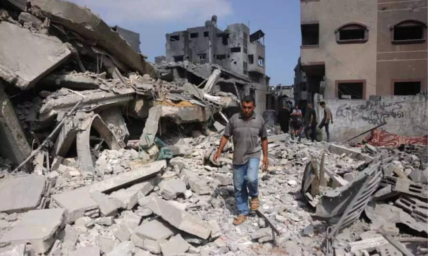ഗസ്സയിൽ ആശുപത്രികളും സ്കൂളുകളും ബോംബിട്ട് തകർത്ത് ഇസ്രായേൽ; 85 മരണം