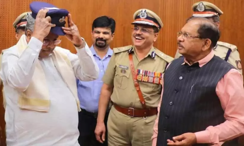 ക​ർ​ണാ​ട​ക പൊ​ലീ​സ് കൊ​ളോ​ണി​യ​ൽ തൊ​പ്പി അ​ഴി​ക്കു​ന്നു; പ​ക​രം നാ​വി​ക​നീ​ല പീ​ക്ക് കാ​പ്