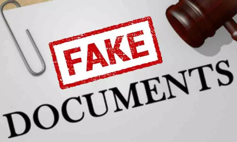 വ്യാ​ജ രേ​ഖ​ക​ൾ നി​ർ​മി​ച്ച് പൗ​ര​ത്വം: പ്ര​തി​ക്ക് ക​ഠി​ന​ത​ട​വും പി​ഴ​യും