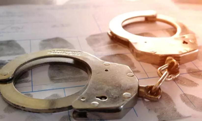 യുവതിയുടെ ജഡം ചാക്കിൽ കെട്ടി മാലിന്യ ലോറിയിൽ തള്ളി യുവതിയുടെ ജഡം ചാക്കിൽ കെട്ടി മാലിന്യ ലോറിയിൽ തള്ളി