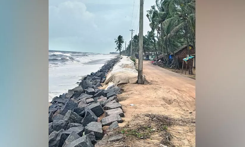 കോ​യി​പ്പാ​ടി ക​ട​ൽ​ഭി​ത്തി​യും ക​ട​ലെ​ടു​ക്കു​ന്നു;   ആ​ശ​ങ്ക​യൊ​ഴി​യാതെ തീ​ര​വാ​സി​ക​ൾ