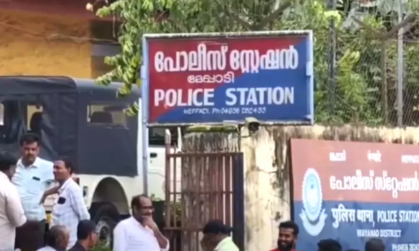 ചൂരൽമലയിൽ പ്രതിഷേധിച്ച ദുരിത ബാധിതരുൾപ്പെടെ ആറുപേർ അറസ്റ്റിൽ