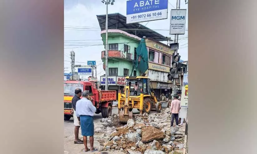 വളാഞ്ചേരി ടൗണിൽ ഐറിഷ് മാതൃകയിൽ നടപ്പാത നിർമാണം തുടങ്ങി വളാഞ്ചേരി ടൗണിൽ ഐറിഷ് മാതൃകയിൽ നടപ്പാത നിർമാണം തുടങ്ങി