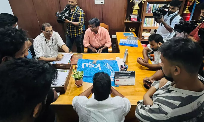 ‘രണ്ട് ദിവസത്തിനുള്ളിൽ കുറ്റക്കാരായ അധ്യാപകർക്കെതിരെ നടപടി സ്വീകരിക്കും’; എസ്.എഫ്.ഐ സമ്മേളനത്തിന് സ്കൂൾ അവധി നൽകിയതിൽ പ്രതിഷേധിച്ച് ഡി.ഡി.ഇയെ കെ.എസ്‌.യു ഉപരോധിച്ചു