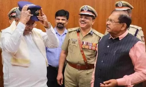 ക​ർ​ണാ​ട​ക പൊ​ലീ​സ് കൊ​ളോ​ണി​യ​ൽ തൊ​പ്പി അ​ഴി​ക്കു​ന്നു; പ​ക​രം നാ​വി​ക​നീ​ല പീ​ക്ക് കാ​പ്