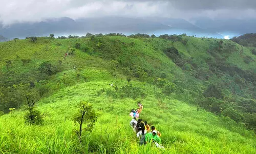 മലയോരത്ത് വിനോദസഞ്ചാരികളുടെ ഒഴുക്ക്