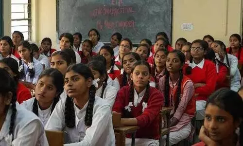 വിദ്യാർഥിനികൾക്ക് സൗജന്യമായി വിതരണം ചെയ്യേണ്ട പാഡുകൾ കത്തിച്ചു വിദ്യാർഥിനികൾക്ക് സൗജന്യമായി വിതരണം ചെയ്യേണ്ട പാഡുകൾ കത്തിച്ചു