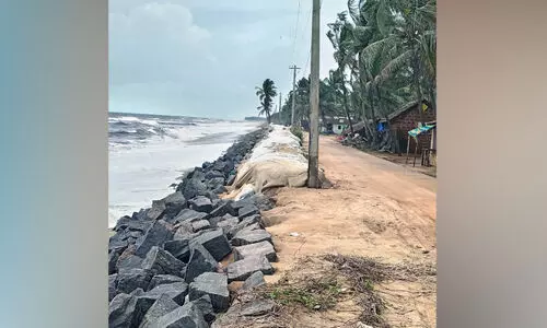 കോ​യി​പ്പാ​ടി ക​ട​ൽ​ഭി​ത്തി​യും ക​ട​ലെ​ടു​ക്കു​ന്നു;   ആ​ശ​ങ്ക​യൊ​ഴി​യാതെ തീ​ര​വാ​സി​ക​ൾ