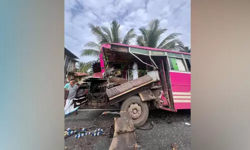 ജീ​വ​നെ​ടു​ക്കു​ന്ന മ​ത്സ​ര​യോ​ട്ടം; സ്വ​കാ​ര്യ ബ​സ് ടി​പ്പ​ർ  ലോ​റി​യി​ൽ ഇ​ടി​ച്ച് തകർന്നു; ഡ്രൈ​വ​ർ പ​രി​ക്കേ​ൽ​ക്കാ​തെ ര​ക്ഷ​പ്പെ​ട്ടു, യാ​ത്ര​ക്കാ​ർ​ക്ക് നി​സ്സാ​ര പ​രി​ക്ക്