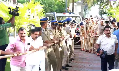 ഡി.ജി.പി കയറിയ വാഹനം ഗേറ്റ് വരെ വടം കെട്ടിവലിച്ച് പൊലീസ് ഉ​ദ്യോഗസ്ഥർ; കൗതുകമുണർത്തി ഷേഖ് ദർവേശ് സാഹിബിന്റെ യാത്രയയപ്പ് ചടങ്ങ് -VIDEO