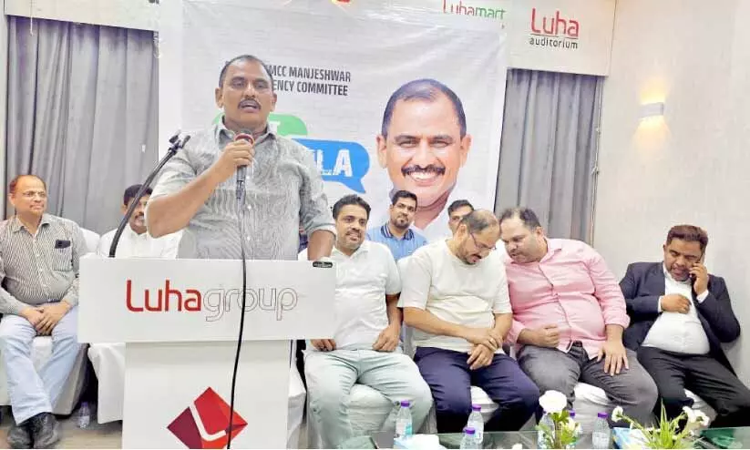 എ.​കെ.​എം. അ​ഷ്​​റ​ഫ്​ എം.​എ​ൽ.​എ​ക്ക്​ സ്വീ​ക​ര​ണം ന​ൽ​കി