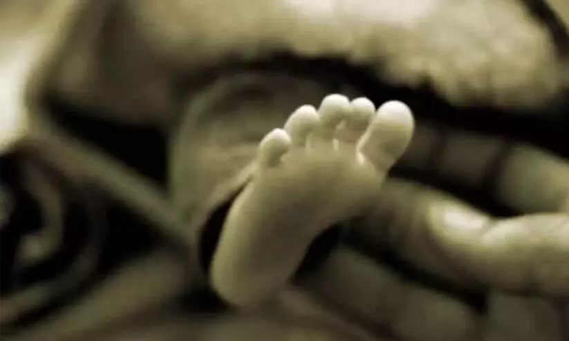 ന​വ​ജാ​ത​ശി​ശു​വി​നെ സ​ഞ്ചി​യി​ലാ​ക്കി ഉ​പേ​ക്ഷി​ച്ചു; ര​ക്ഷ​ക​രാ​യി നാ​ട്ടു​കാ​ർ