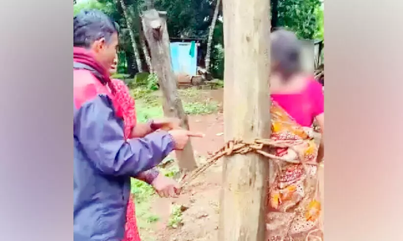 തർക്കത്തിനിടെ വൃദ്ധയെ മരത്തിൽ കെട്ടിയിട്ട് മർദിച്ചു തർക്കത്തിനിടെ വൃദ്ധയെ മരത്തിൽ കെട്ടിയിട്ട് മർദിച്ചു