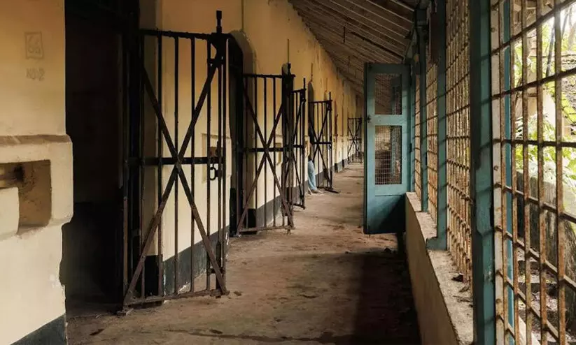 മം​ഗ​ളൂ​രു ജ​യി​ലി​ൽ നി​രോ​ധി​ത ഉ​ൽ​പ​ന്ന​ങ്ങ​ളും ഫോ​ണു​ക​ളും പി​ടി​കൂ​ടി