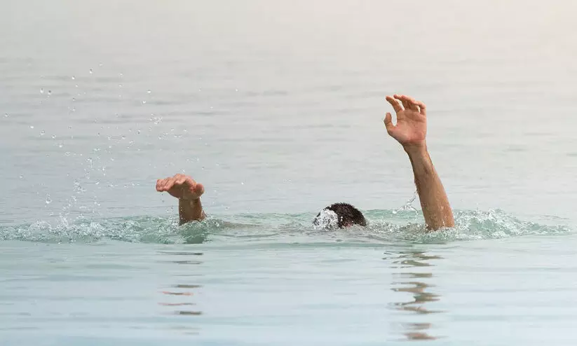 ആൺ സുഹൃത്തിനൊപ്പം പുഴയിൽ ചാടി, വീട്ടമ്മ നീന്തി രക്ഷപ്പെട്ടു; യുവാവിനെ കാണാതായി, തിരച്ചിൽ ആൺ സുഹൃത്തിനൊപ്പം പുഴയിൽ ചാടി, വീട്ടമ്മ നീന്തി രക്ഷപ്പെട്ടു; യുവാവിനെ കാണാതായി, തിരച്ചിൽ