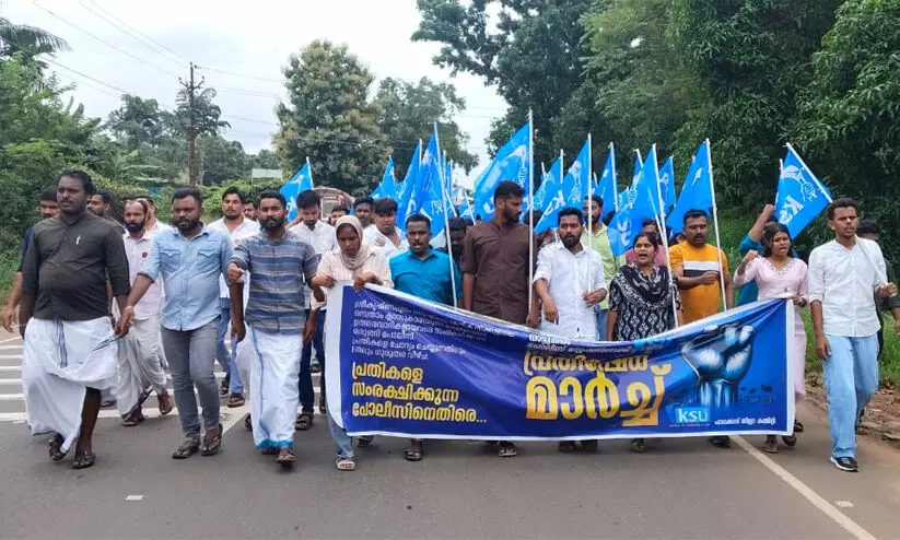 തച്ചനാട്ടുകര വിദ്യാർഥിനിയുടെ മരണം; കെ.എസ്.യു പൊലീസ് സ്റ്റേഷനിലേക്ക് മാർച്ച് നടത്തി