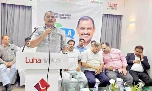 എ.​കെ.​എം. അ​ഷ്​​റ​ഫ്​ എം.​എ​ൽ.​എ​ക്ക്​ സ്വീ​ക​ര​ണം ന​ൽ​കി