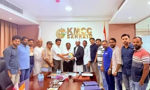 കാ​ലി​ഗ്ര​ഫി​യി​ൽ ലോ​ക റെ​ക്കോ​ഡ് നേ​ടി​യ ജ​സീം ഫൈ​സി​യെ ആ​ദ​രി​ച്ച് കെ.​എം.​സി.​സി തി​രൂ​ർ മ​ണ്ഡ​ലം ക​മ്മി​റ്റി