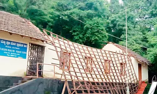 സ്കൂ​ൾ മേ​ൽ​ക്കൂ​ര ത​ക​ർ​ന്ന് വി​ദ്യാ​ർ​ഥി​ക്ക് പ​രി​ക്ക്