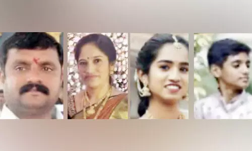 കാ​ർ മി​നി ലോ​റി​യു​മാ​യി കൂ​ട്ടി​യി​ടി​ച്ച് കു​ടും​ബ​ത്തി​ലെ നാ​ലു​പേ​ർ മ​രി​ച്ചു