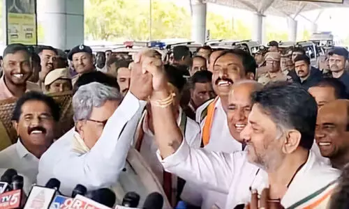 എ.​ഐ.​സി.​സി ജ​ന​റ​ൽ സെ​ക്ര​ട്ട​റി കോ​ൺ. എം.​എ​ൽ.​എ​മാ​രു​മാ​യി ച​ർ​ച്ച തു​ട​ങ്ങി