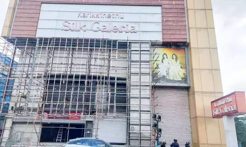 തൊ​ഴി​ലാ​ളി​ക​ളെ അ​റി​യി​ക്കാ​തെ അ​ട​ച്ചു​പൂ​ട്ടി കരിക്കിനേത്ത് സില്‍ക് ഗലേറിയ