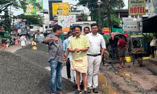 അ​ങ്ങാ​ടി​പ്പു​റ​ത്ത് ദേ​ശീ​യ​പാ​ത അ​ട​ച്ച് ന​വീ​ക​ര​ണം; യാ​ത്രാ​ദു​രി​ത​ത്തി​ൽ വ​ല​ഞ്ഞ് ജ​ന​ങ്ങ​ൾ