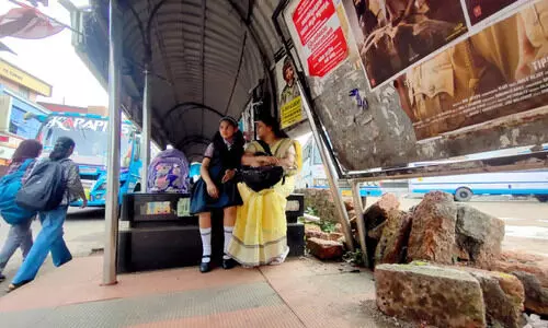 അപകട ‘തണലിൽ’ നഗരത്തിലെ ബസ്​ കാത്തിരിപ്പ്​ കേന്ദ്രങ്ങൾ