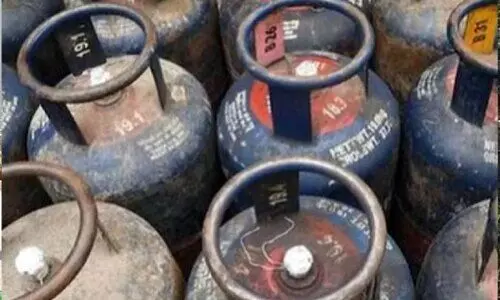 വാണിജ്യ എൽ.പി.ജി നിരക്ക് കുറച്ചു; വിമാന ഇന്ധന നിരക്ക് കൂട്ടി