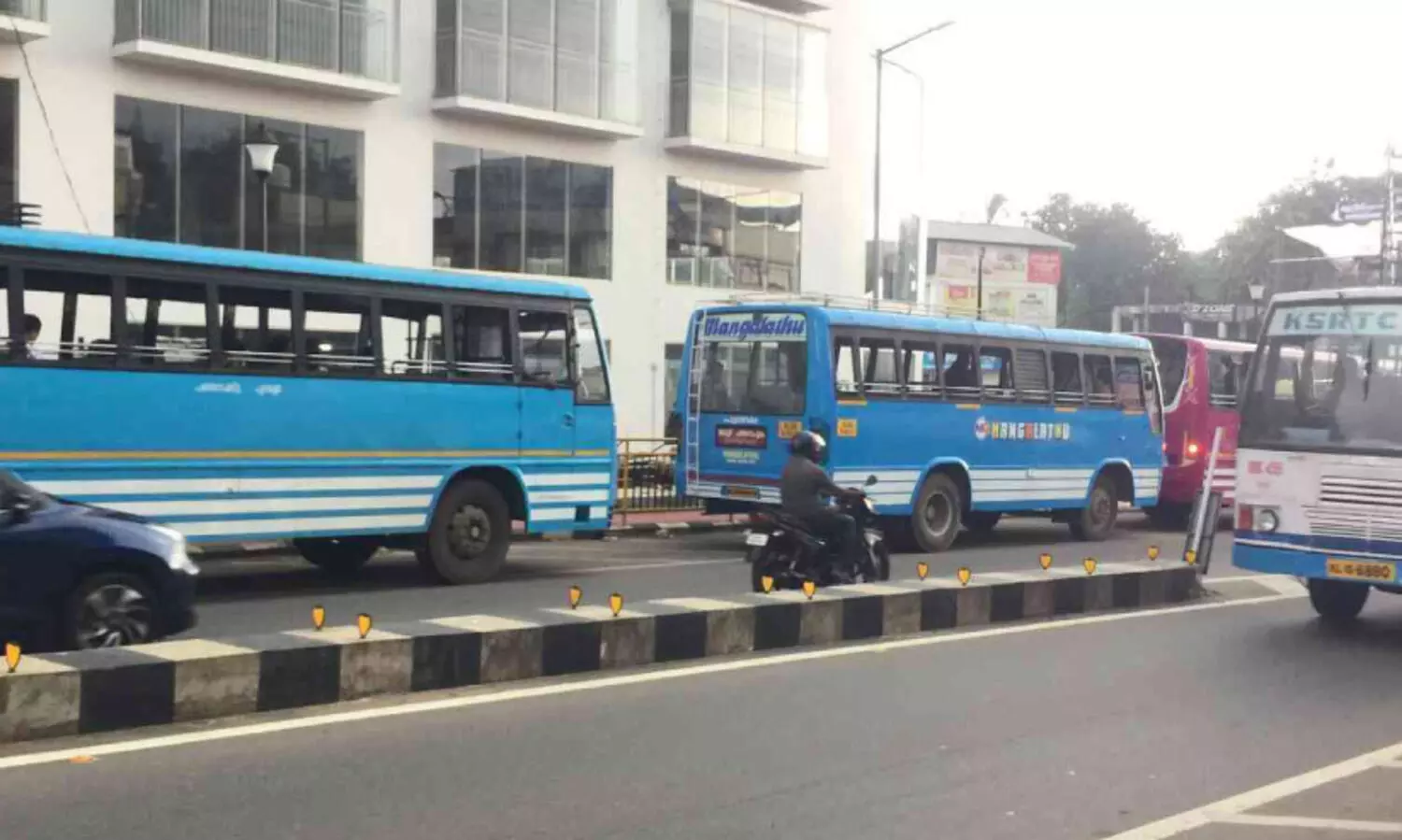 അനധികൃത പാർക്കിങ്; പത്തനാപുരം ടൗണിൽ ഗതാഗതക്കുരുക്ക് രൂക്ഷം