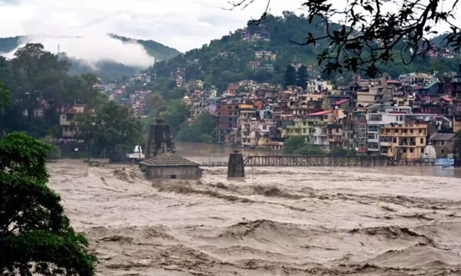 ഹിമാചലിൽ മേഘവിസ്ഫോടനത്തെതുടർന്നുണ്ടായ മിന്നൽ പ്രളയത്തിൽ അഞ്ചു മരണം, 16 പേരെ കാണാതായി