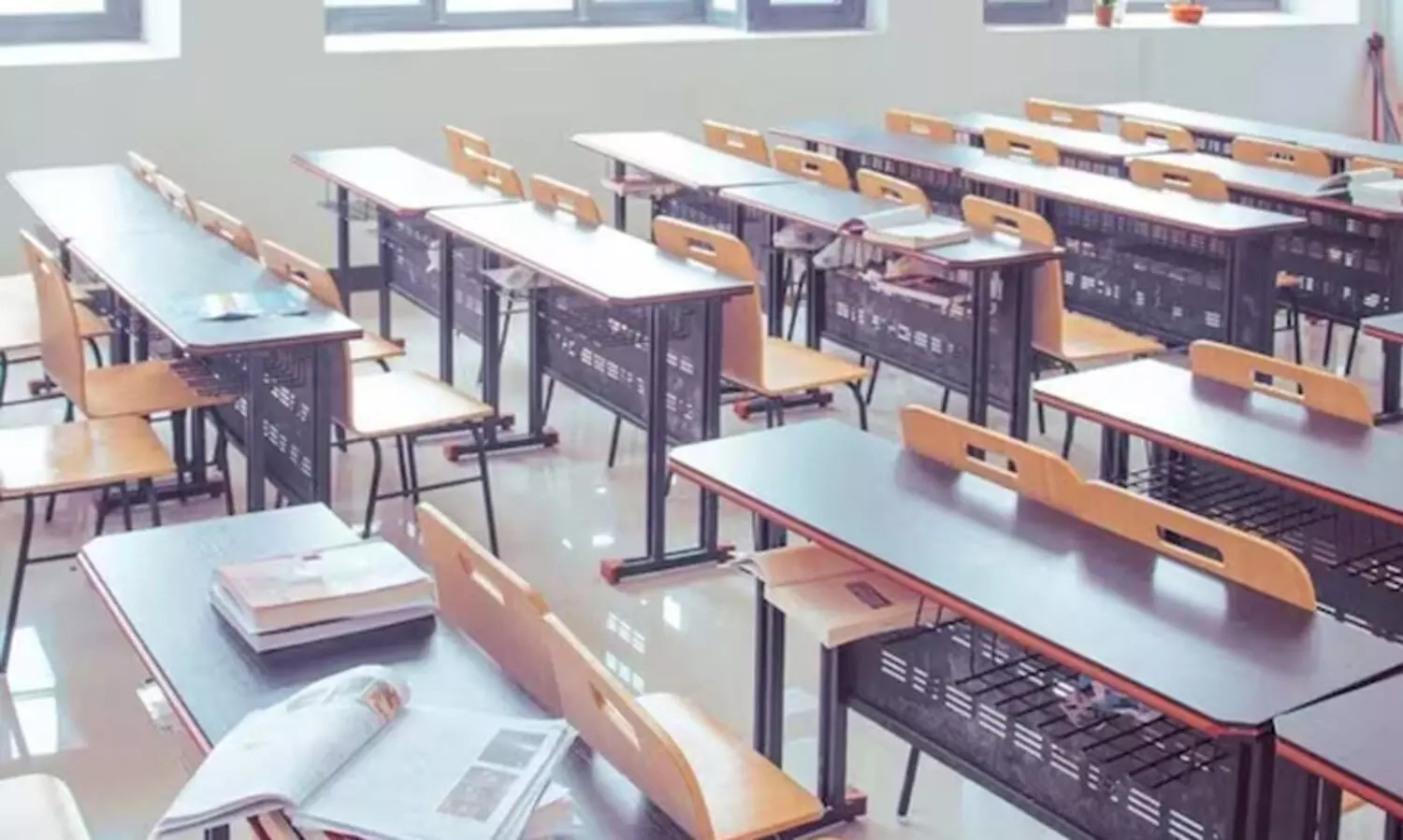 ഹയർ സെക്കൻഡറി വിദ്യാർഥിയെ പഞ്ചനക്ഷത്ര ഹോട്ടലിൽവെച്ചടക്കം ഒരു വർഷത്തോളം പീഡിപ്പിച്ചു; അധ്യാപിക അറസ്റ്റിൽ