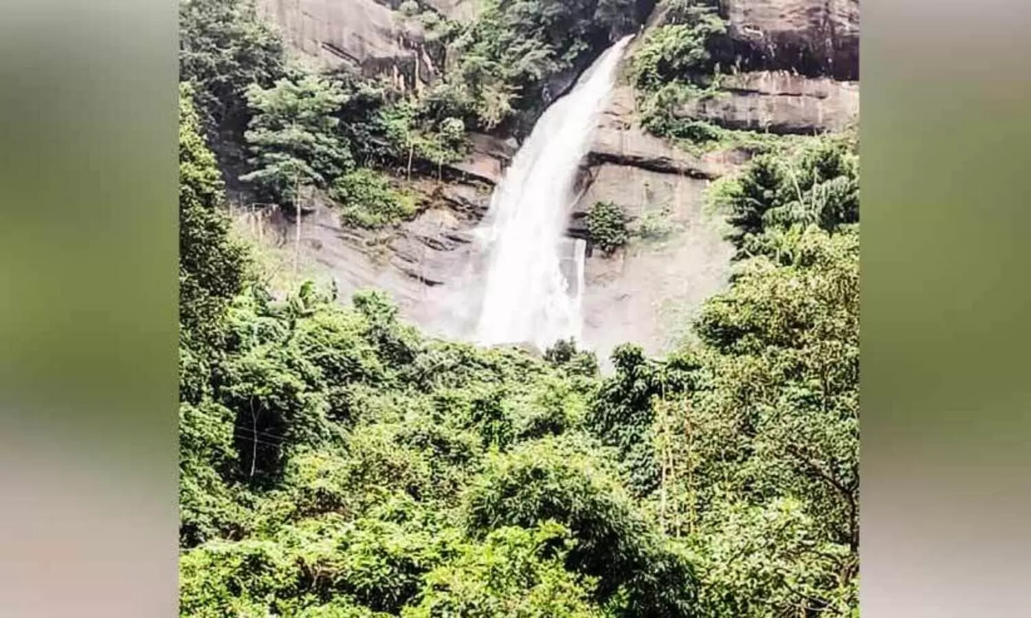 അ​തി​മ​നോ​ഹ​രമീ ഞ​ണ്ടി​റു​ക്കി വെ​ള്ള​ച്ചാ​ട്ടം