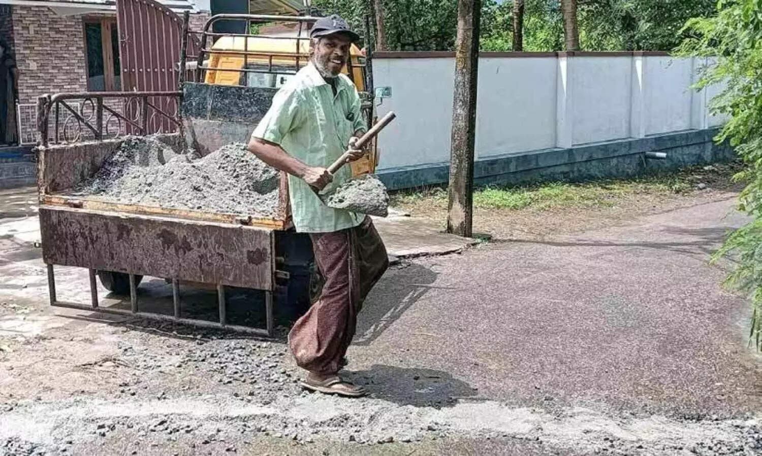 റോ​ഡ് കു​രു​തി​ക്ക​ള​മാ​കാ​തി​രി​ക്കാ​ൻ ക​രു​ത​ലു​മാ​യി ഖ​മ​റു​ദ്ദീ​ൻ