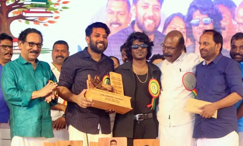 ടി.എൻ പ്രതാപന് സർപ്രൈസുമായി വേടൻ; പുരസ്കാരം ലഭിച്ച ഒരുലക്ഷം രൂപ ലൈബ്രറിക്ക് തിരികെ നൽകി