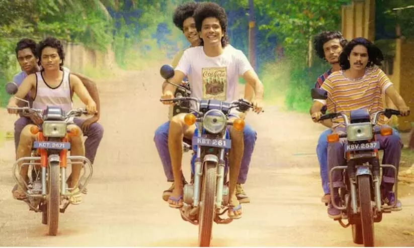 കേരളത്തിലെ മൈക്കിൾ ജാക്സൻമാരുടെ കഥ; മൂണ്‍ വാക്ക് ഒ.ടി.ടിയിലേക്ക്