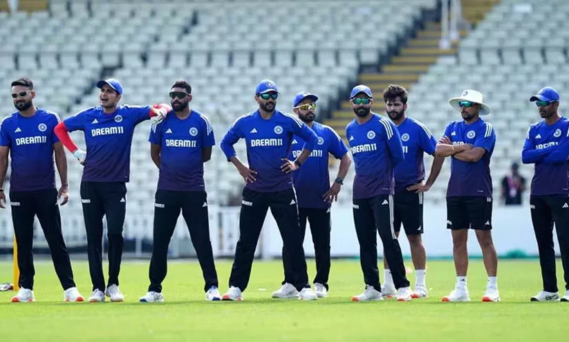 ഹോട്ടലിനു സമീപം സംശയാസ്പദമായ പൊതി; ഇന്ത്യൻ ക്രിക്കറ്റ് താരങ്ങളോട് പുറത്തിറങ്ങരുതെന്ന് പൊലീസ് നിർദേശം ഹോട്ടലിനു സമീപം സംശയാസ്പദമായ പൊതി; ഇന്ത്യൻ ക്രിക്കറ്റ് താരങ്ങളോട് പുറത്തിറങ്ങരുതെന്ന് പൊലീസ് നിർദേശം