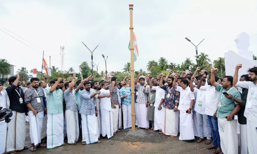 ‘ഖദറിനോട് എന്തിനാണ് ഇത്ര നീരസം, ഖദറിടാതെ നടക്കുന്നതല്ല ന്യൂജൻ’; യൂത്ത് കോൺഗ്രസ് നേതാക്കൾക്കെതിരെ അജയ് തറയിൽ