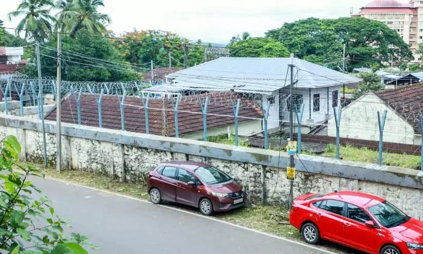 കമ്പിവേലി മതിയോ ജില്ല ജയിലിന് കമ്പിവേലി മതിയോ ജില്ല ജയിലിന്