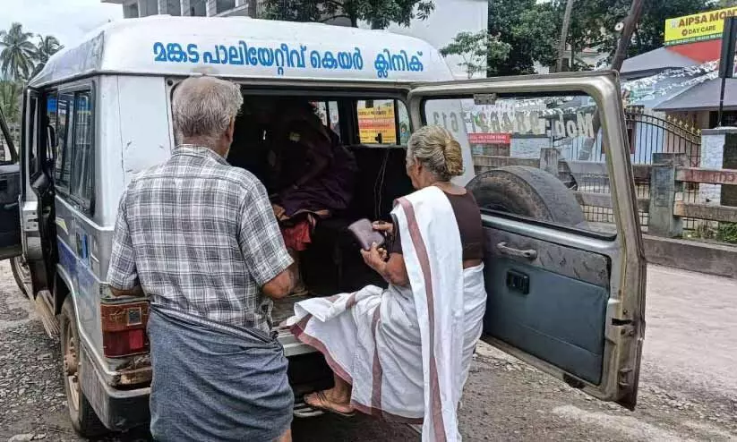 അ​ങ്ങാ​ടി​പ്പു​റം റോ​ഡ് പ​ണി; വയോ​ധി​ക​ർ​ക്കും രോ​ഗി​ക​ൾ​ക്കും പാ​ലി​യേ​റ്റി​വ് യൂ​നി​റ്റി​ന്റെ യാ​ത്രാ​സേ​വ​നം