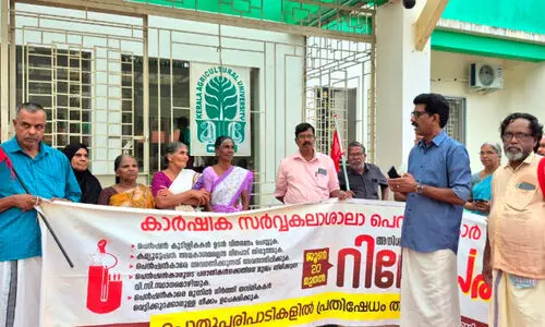 പെൻഷൻ അനൂകൂല്യങ്ങളും ഗ്രാ​റ്റ്വി​റ്റി​യും ഇല്ല; 12 ദിവസമായി സത്യഗ്രഹത്തിൽ, ആരും തിരിഞ്ഞുനോക്കുന്നില്ല