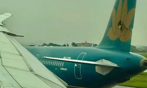 ടേക്ക് ഓഫിനിടെ വിയറ്റ്നാം എയർലൈൻ വിമാനം പാർക്ക് ചെയ്ത മറ്റൊരു വിമാനത്തിലിടിച്ചു -VIDEO